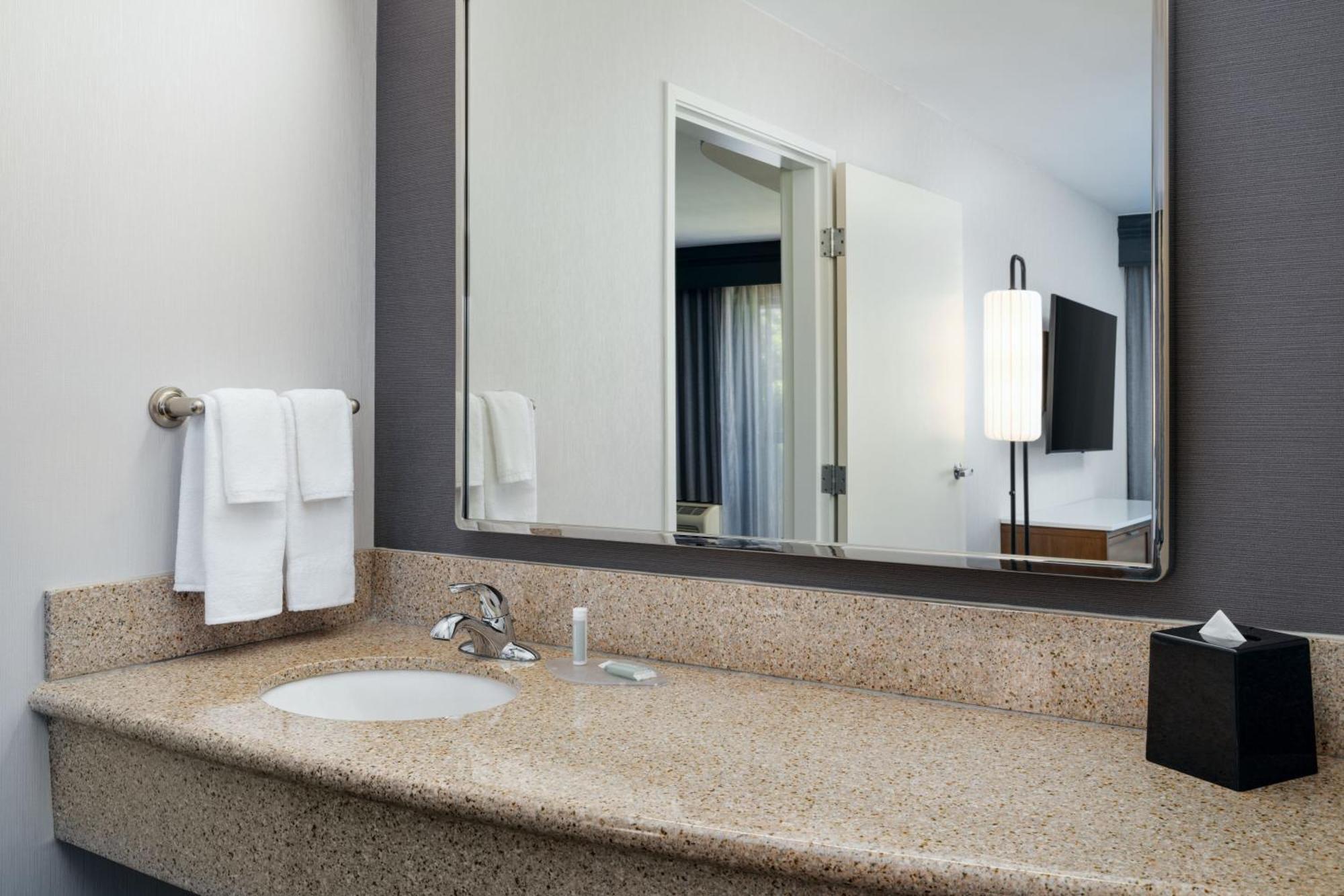 Hotel Courtyard By Marriott Kingston Exterior foto